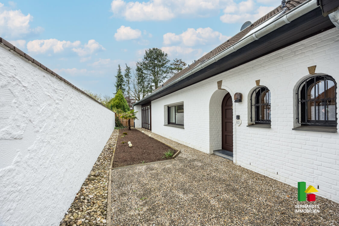 Haus mit Pool kaufen Brüggen - Eingang