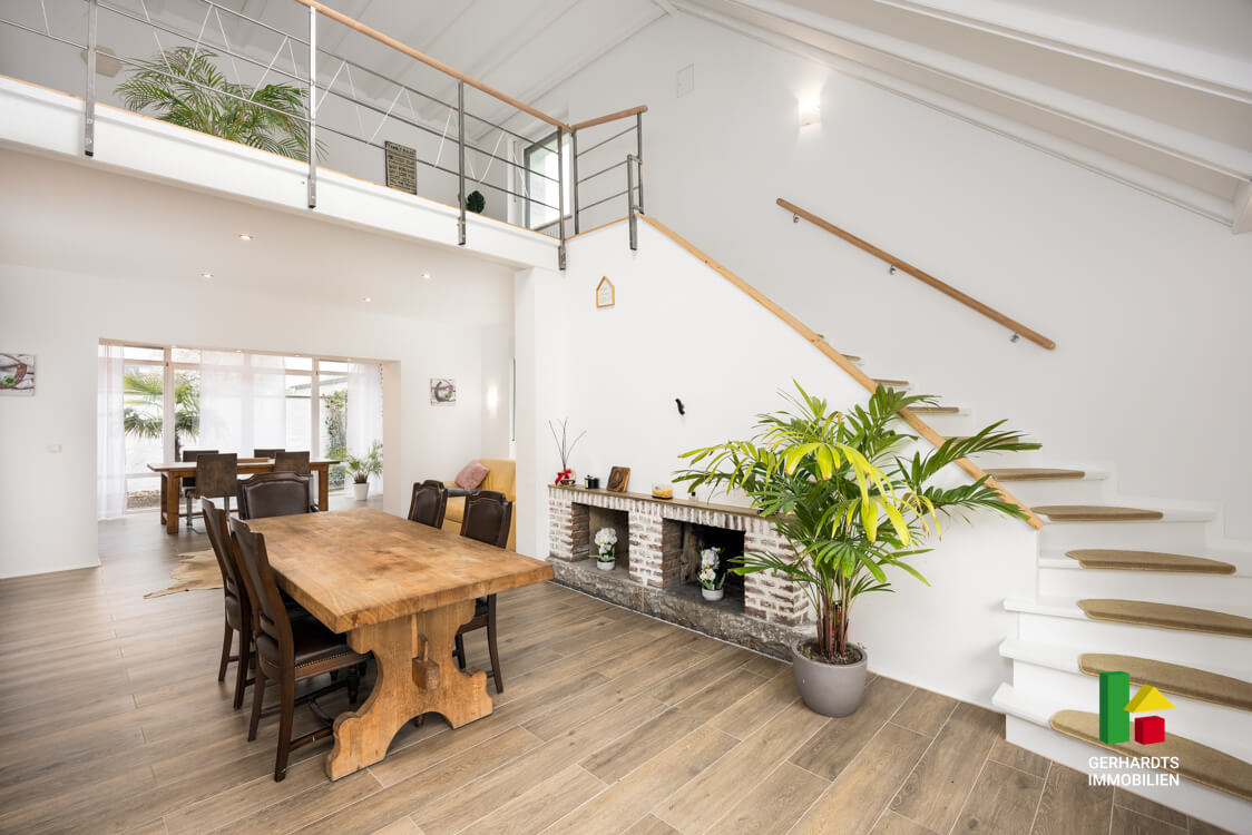 Haus mit Pool kaufen Brüggen - Esszimmer Treppe