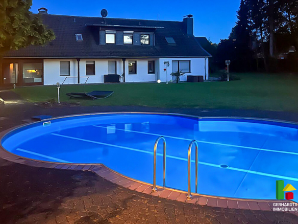 Haus mit Pool kaufen Brüggen - Pool mit Garten