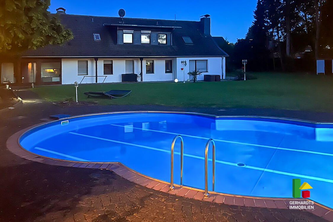 Haus mit Pool kaufen Brüggen - Pool mit Garten