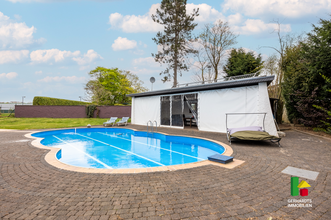Haus mit Pool kaufen Brüggen - Pool mit Poolhaus