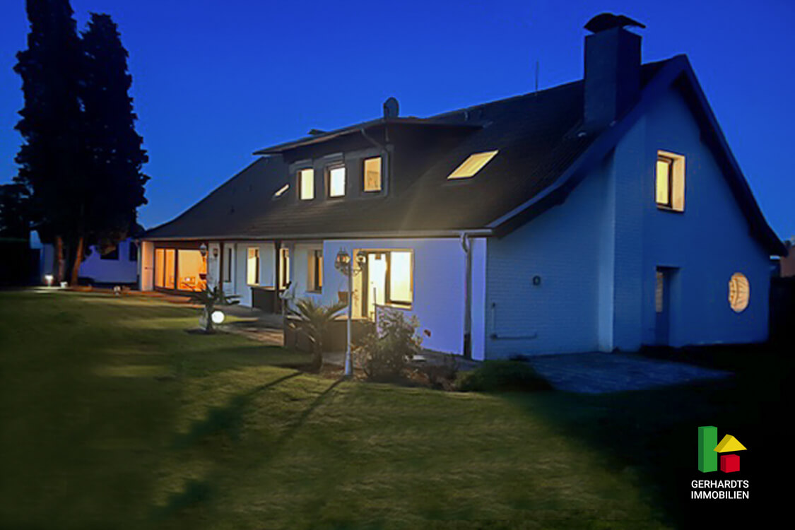 Haus mit Pool kaufen Brüggen - bei Nacht