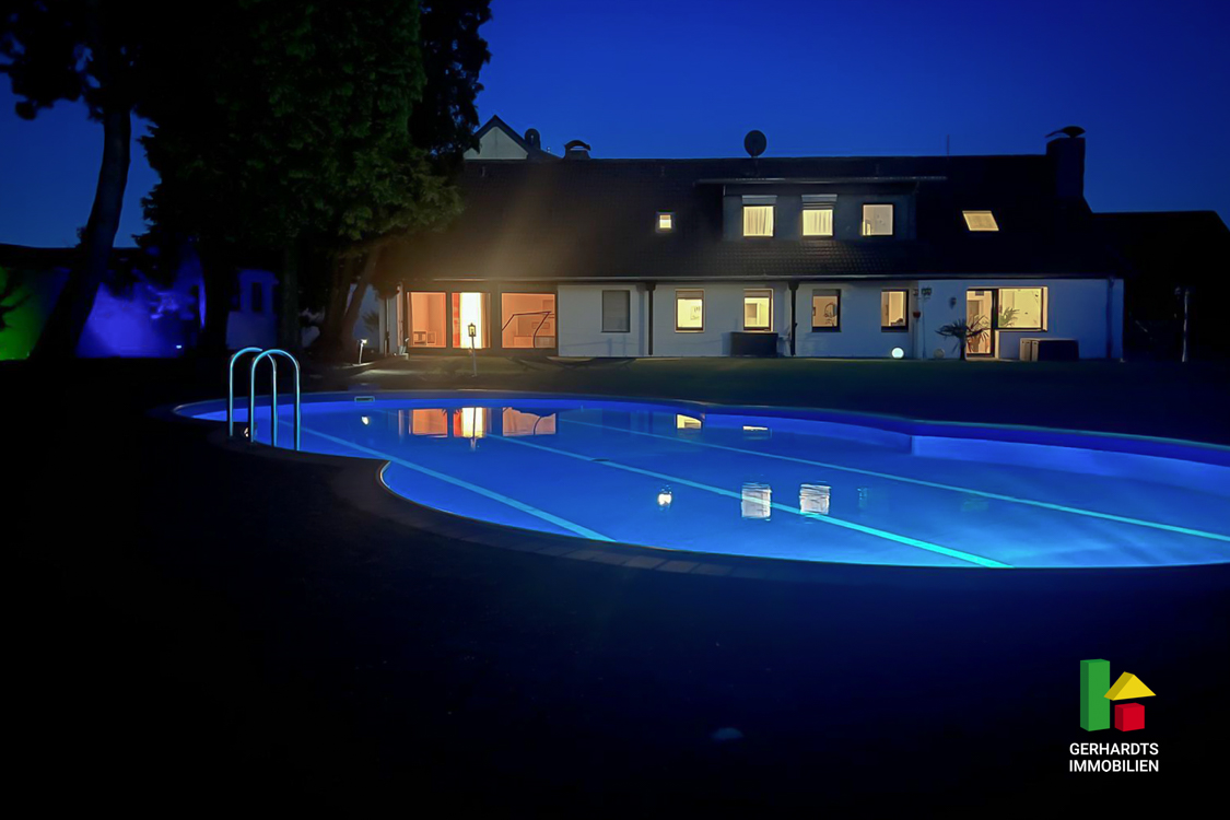 Haus mit Pool kaufen Brüggen - pool bei Nacht