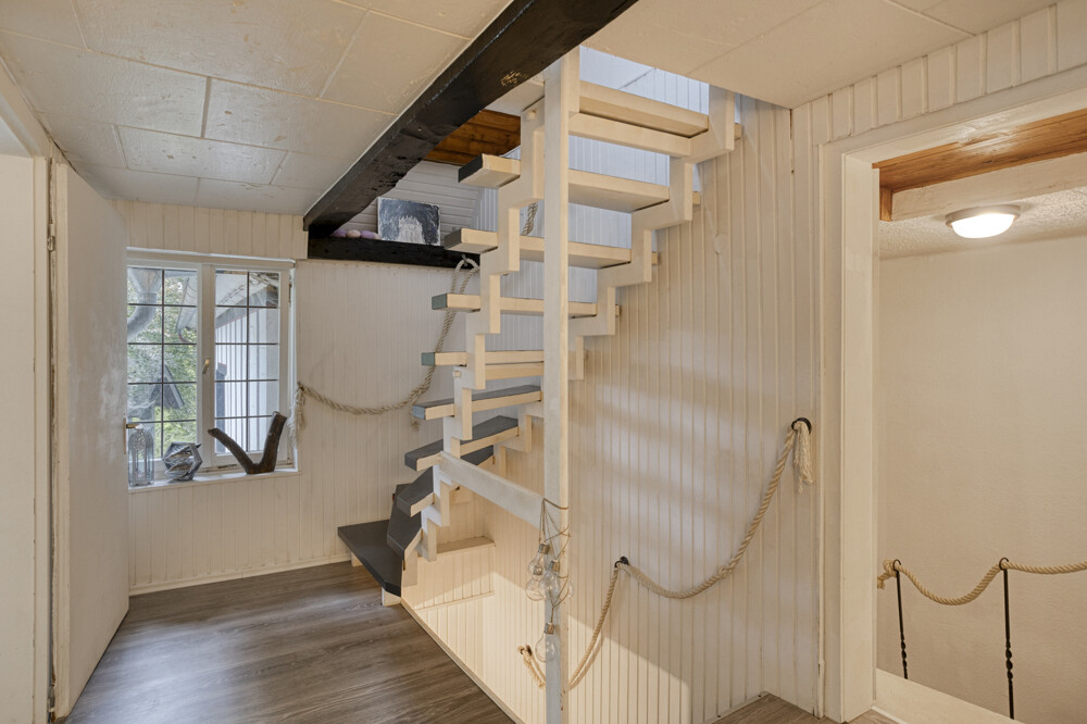 Landhaus – Wipperfürth – Innenansicht – Flur – Kellertreppe Landhaus - Wipperfürth - Innenansicht - Flur - Kellertreppe