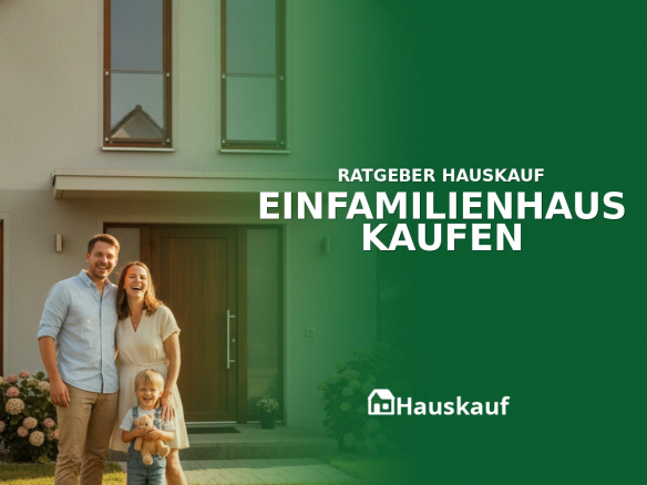 Eine junge Familie vor ihrem neuen Einfamilienhaus nach dem erfolgreichen Kauf