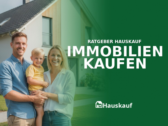 Glückliche Familie vor ihrem neuen Haus, die das Thema Immobilien kaufen symbolisiert.