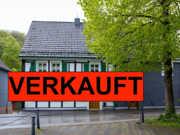 Doppelhaushälfte Solingen-Burg: Historisches Potenzial für Investoren