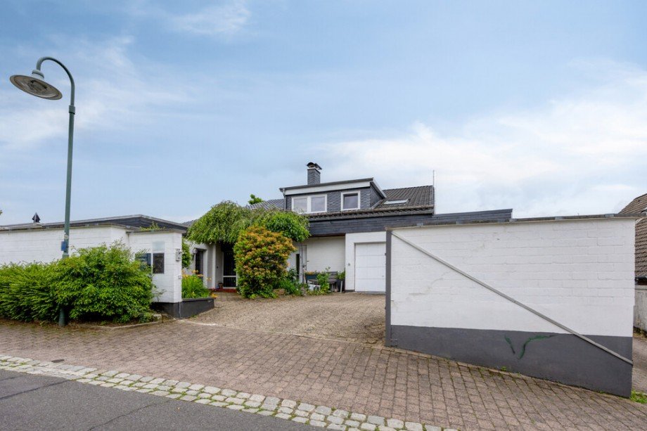 Ihr Familienparadies in Wermelskirchen-Dhuenn: Großzügiges Haus mit Pool